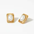 Vintage gold square earrings with hammered texture and large oval pearl inlay - Gold