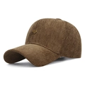 Casquette marron à chevrons avec médaillon doré en forme de cœur et gravure Paris - Réglable / café