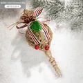Pendaglio natalizio a conchiglia dorata con pigne e fiocco su sfondo innevato - Ornamento da Appendere a Conchiglia Dorata (Stile E)