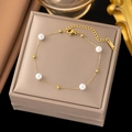 Detail of elegant gold pearl bracelet with five white pearls and adjustable lobster clasp - Pearl and Gold Beads Bracelet - Gold