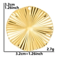 Detalle de un colgante redondo chapado en oro de 18k con textura solar y medidas - Dorado