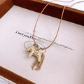 Détail de haute qualité d'un pendentif cheval doré avec pompons fins en chaîne dorée - 4# Collier-Or-Marron