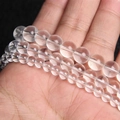 Natürliche weiße Kristallperlen in drei Größen auf der Hand für die Schmuckherstellung - 6mm Runde Perle (Glas)