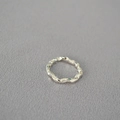 Verstellbarer minimalistischer Silberring mit Hammerschlag-Wellenstruktur und Metallglanz - Einstellbar Offen / Silber