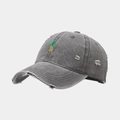 Primer plano del bordado de piña en la gorra de béisbol gris oscuro lavada con desgaste - Ajustable / Gris
