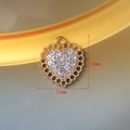 Ciondolo a cuore dorato con strass e bordo traforato con misura 19mm per 17mm - Cuore / 117 Oro