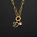 14K vergulde titanium stalen ketting met hartletter en roze kristallen hanger detail - Letter D (XNL0097) / Goud