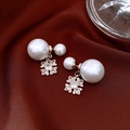 Dettaglio orecchini a doppia perla con pendente a fiore traforato in oro rosa e zirconi - Oro Caffè (Perno in Argento S925)