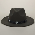 Détail d'un chapeau fedora vert olive avec ceinture noire, fleurs blanches et rivets argentés - M (56-58cm) / Vert