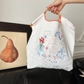Weiße Stofftasche mit bunten Stickereien und orangefarbenem gewebtem Griff für Frauen - Weiß mit rotem Herz