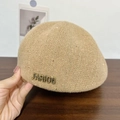 Béret en chenille beige scintillant avec paillettes et logo métallique pour l'automne - Chameau