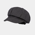 Dettaglio del cappello baker boy nero con pieghe strutturate ed elastico sul retro - Taglia unica / Nero
