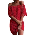 Detail der roten floralen Spitzenstickerei und des Off-Shoulder-Ausschnitts am Kleid - Rot