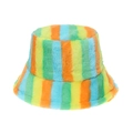 Dettaglio del cappello pescatore a righe colorate in finta pelliccia con morbida consistenza - Righe verticali arancione blu verde giallo (C)
