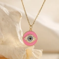 Nahaufnahme des rosa Emaille-Blickauges mit blauen Zirkonia an einer goldenen Kette - Runder Anhänger / Rosa (Rund)