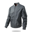 Klassische dunkelgraue Bomberjacke mit Rippbündchen und Ärmeltasche auf weißem Grund - M / Grau