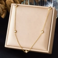 Collar de acero inoxidable dorado con cinco cristales redondos engastados de lujo - Estilo Cinco Zirconias Redondas Engaste Bisel (N4086)