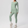 Detail eines hellgrünen Yoga-Sets mit Langarm-Oberteil und Leggings mit hoher Taille - S / Basilikumgrün