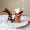Écureuil de Noël décoratif avec pomme de pin et écharpe pour sapin de Noël 12cm - Écureuil Modèle C / 14cm x 12cm
