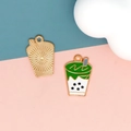 Dettaglio di ciondoli bubble tea in lega con coperchio verde e retro dorato - 19 Tè al Latte Matcha
