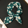 Foulard en soie vert à motifs marguerites blanches noué sur un fond noir texturé - 55x55cm / Silène Vert Foncé