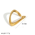 Dettaglio dell'anello irregolare in acciaio placcato oro 18k con misura di 24,5 mm - Stile Geometrico a Triangolo Irregolare(TR4510)