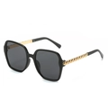 Moderne schwarze quadratische Sonnenbrille mit goldenen Bügeln in Ketten-Optik - Schwarzer Rahmen Schwarz Graue Gläser