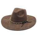 Brauner Fedora-Hut aus Wildlederimitat mit goldener Kette und schwarzer Schleife auf Weiß - Braun