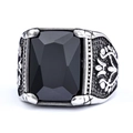 Detalle macro de un anillo plateado retro con gema negra rectangular y banda con relieves - Talla US 8 / Color Acero y Piedra Negra