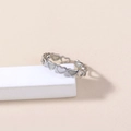 Detail van een zilveren hartvormige ring met lichtgroen geëmailleerde inleg - Zilver Hol Hart