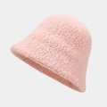 Primer plano de la textura de lana de cordero rosa del gorro de pescador de invierno - M (56-58cm) / Rosa