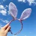 Diadema con orejas de conejo de lentejuelas en morado y azul sobre fondo de cielo azul - Morado y Blanco