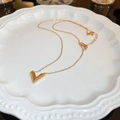Elegante goldene Halskette mit V-förmigem geometrischem Anhänger und poliertem 18K-Finish - Goldener minimalistischer V-förmiger geometrischer Stil