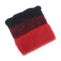 Macro di uno scaldacollo in maglia di pelliccia sintetica con sfumatura nero e rosso - Scaldacollo a righe sfumate rosso nero (B)