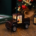 Detalle de cerca de un camión de Navidad vintage con Papá Noel y purpurina giratoria - Burdeos