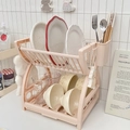 Égouttoir à vaisselle rose à deux niveaux avec assiettes, bols et verres dans la cuisine - Style de l'ensemble complet de tuyaux en acier beige