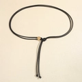 Catena da vita regolabile in pelle PU nera con fibbia tonda in metallo dorato e nodi - Nero