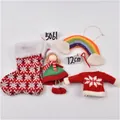 Set di 4 ornamenti natalizi con bambole di feltro e calze lavorate a maglia per albero - Ornamenti Misti per Festival (Gruppo 16)