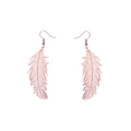 Détail de boucles d'oreilles plume or rose avec texture gravée en métal évidé - Or Rose Galvanisé