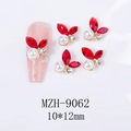 Makro-Detail von rotem Schmetterling-Nagelschmuck mit Perlen und Kristallen auf Weiß - Stil 9062