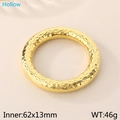 Brazalete hueco de acero inoxidable chapado en oro 18k con textura martillada - 62x13mm (KB188666-GC) / Dorado