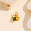 Vue macro d'un pendentif araignée dorée avec gemme bleue pour création de bijoux - Bleu