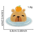 Vista dettagliata di una toppa ricamata capibara con dimensioni 5,6 cm per 6,8 cm - Toppa Animale 1# (Bagno)