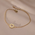 Élégant bracelet doré avec pendentif soleil et fermoir homard sur fond de soie douce - Bracelet Soleil Or