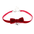 Détail d'un tour de cou en velours rouge avec nœud et clochette argentée sur fond blanc - 12# Choker Velours Rouge Vin avec Cloche
