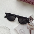 Gafas de sol retro cat-eye negras con detalles de corazones dorados y lentes oscuros - Negro y Gris