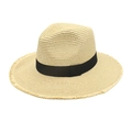 Détail d'un chapeau de soleil en raphia avec ruban noir et bord à franges stylé - M (56-58cm) / Beige