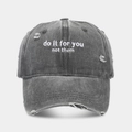 Primer plano de gorra de algodón lavado vintage con agujeros desgastados y bordado - Ajustable / Gris
