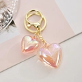 Détail de double breloque coeur rose sur porte-clés en métal doré pour sacs - Rose Poudré