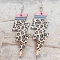 Orecchini pendenti a saetta in legno con stampa leopardata e dettagli rosa e grigi - Fulmine con Stampa Leopardata